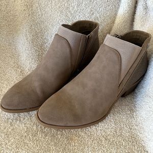 Vera Wang booties. 7.5 wide sand color. Stretch material